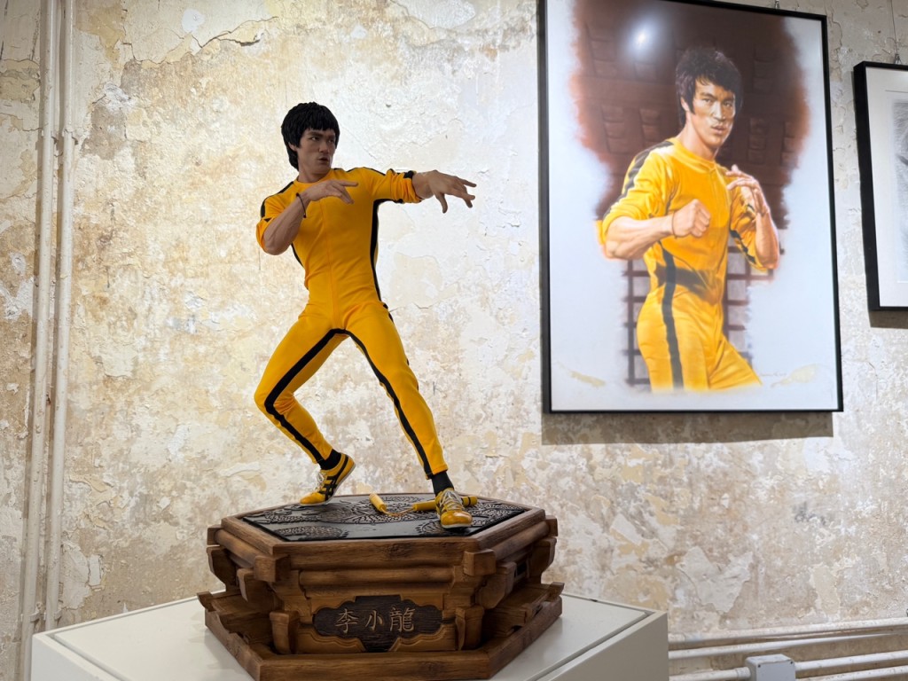 為期16日的「李小龍藏品展覽暨李小龍會30周年紀念」,展出約50件有關李小龍的剪報、畫作、海報、雕像等。 為期16日的「李小龍藏品展覽暨李小龍會30周年紀念」,展出約50件有關李小龍的剪報、畫作、海報、雕像等。