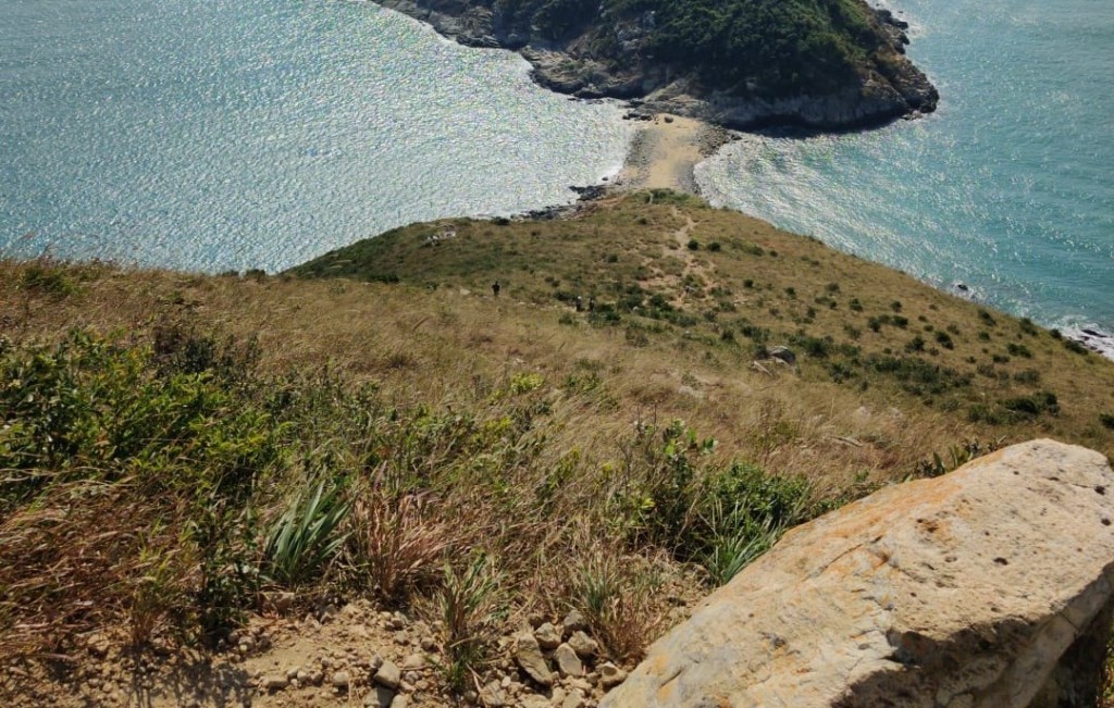 鸭脷排是鸭利洲以南的附属岛，两者以沙洲相连。网上截图