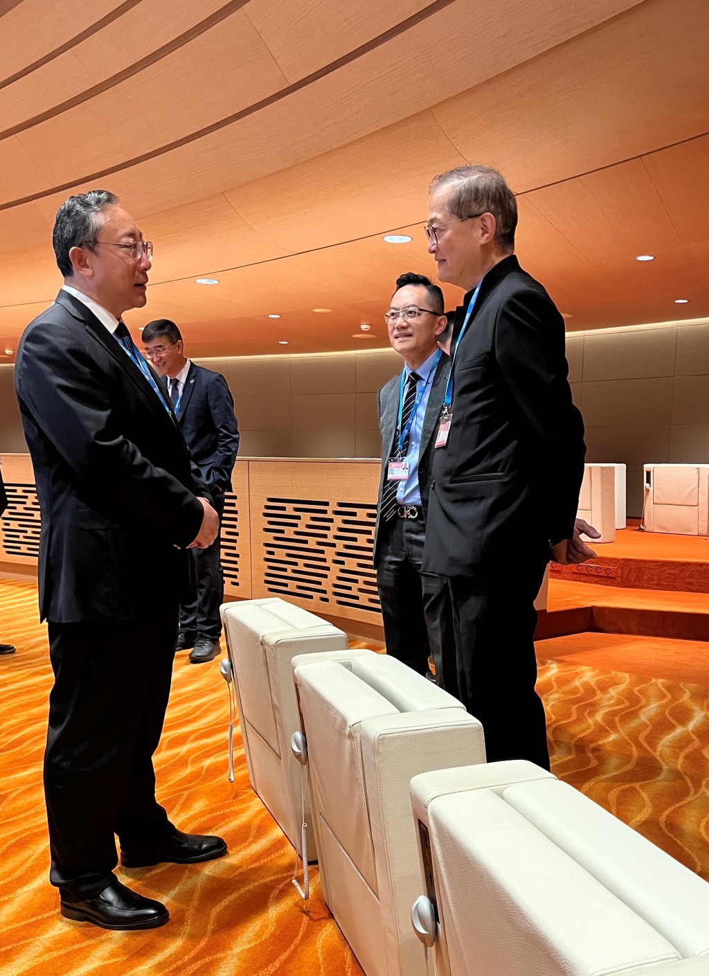 卢宠茂（右一）和衞生署署长林文健（右二）与国家衞生健康委员会副主任曹雪涛（左一）在会议前倾谈。政府新闻处