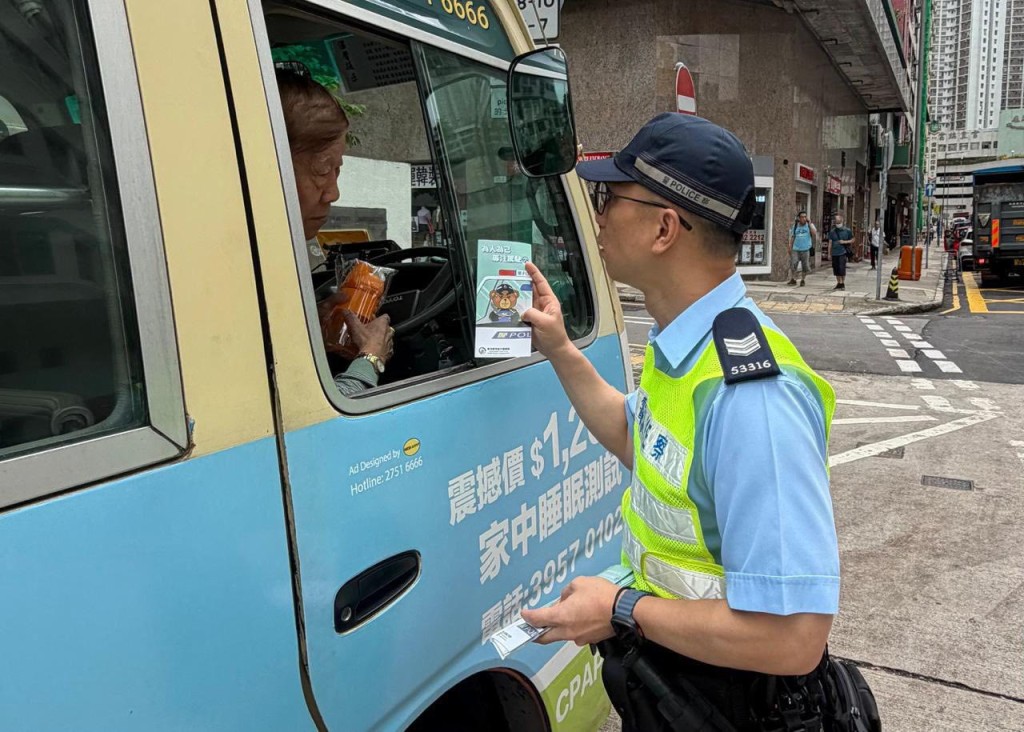 警方向小巴司機派發宣傳單張。