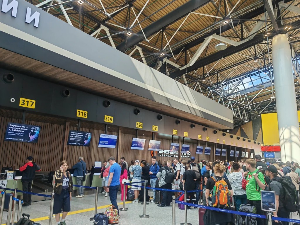 大量旅客因航班取消或延误滞留俄罗斯机场。小红书@一个跟老外打交道的人