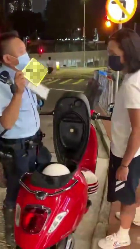 警员检查后在里面发现电单车的车牌和行车证。香港铁骑馆FB