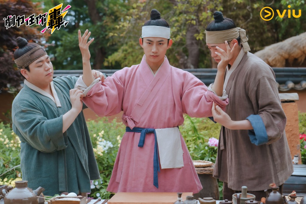 首次挑戰古裝劇的玉澤演,在《御史與祚怡》飾演擁有御史和美食家身份的羅二言。