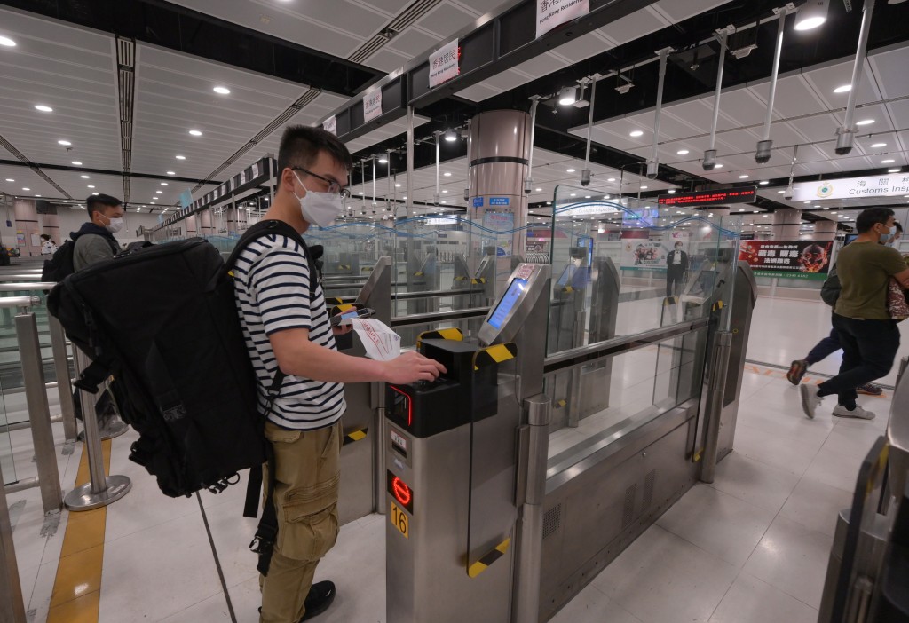 演习中模拟旅客于落马洲支线／福田管制站以自助过关服务办理出入境检查手续。