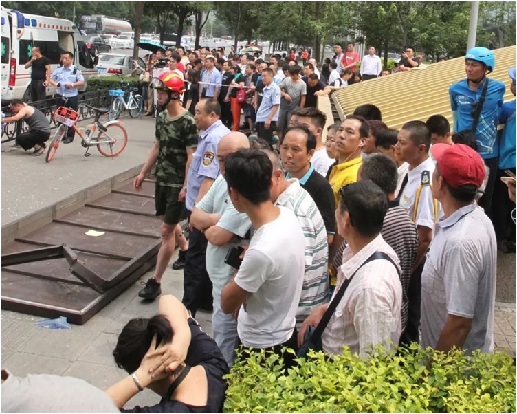 现场一片凌乱，路边护栏和巴士站牌皆被撞毁。网图