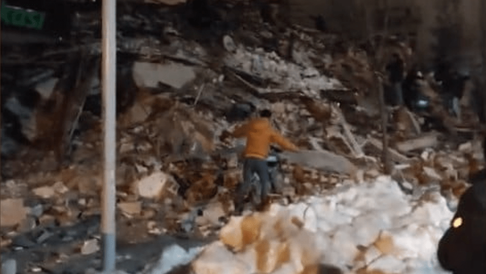 土耳其地震后，有房屋倒塌。网图