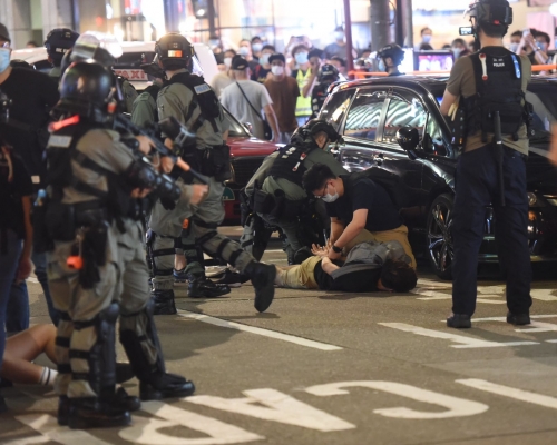 警方昨晚在旺角驅散人群。資料圖片