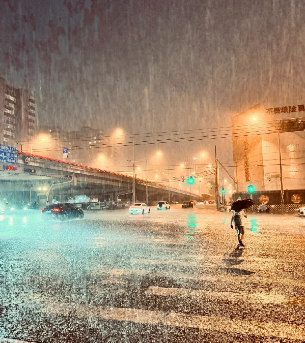  北京氣象台預報今日午後，當地會有30小時暴雨。圖為北京兩日前雨勢。小紅書