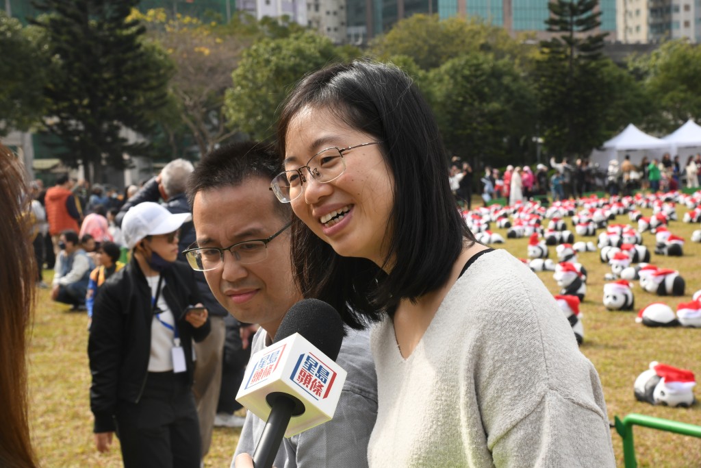 劉小姐與一家人到公園觀看，指熊貓雕塑佩戴了聖誕帽，很有節日氣氛。何健勇攝