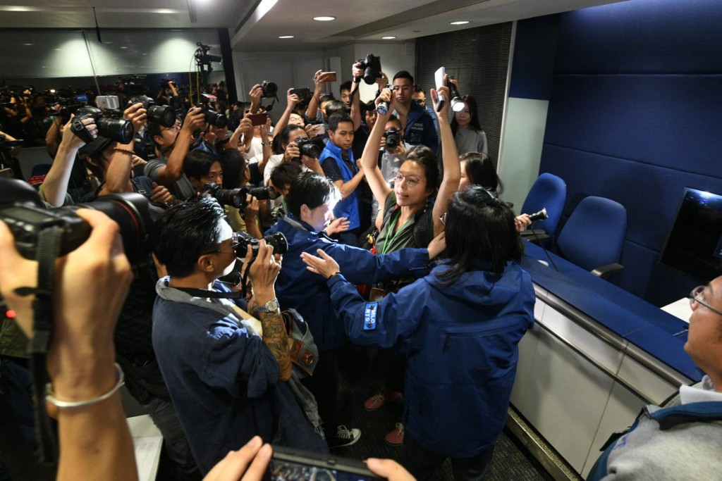 記者會一度中止。