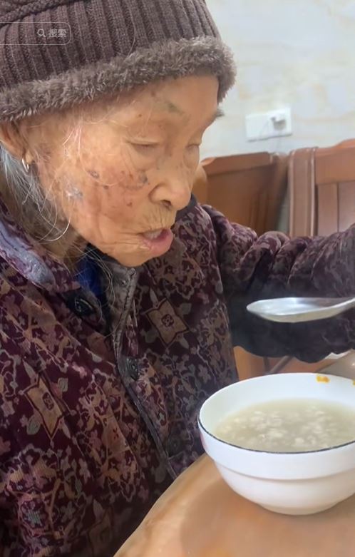 113岁的陈老太生活仍能自理。抖音