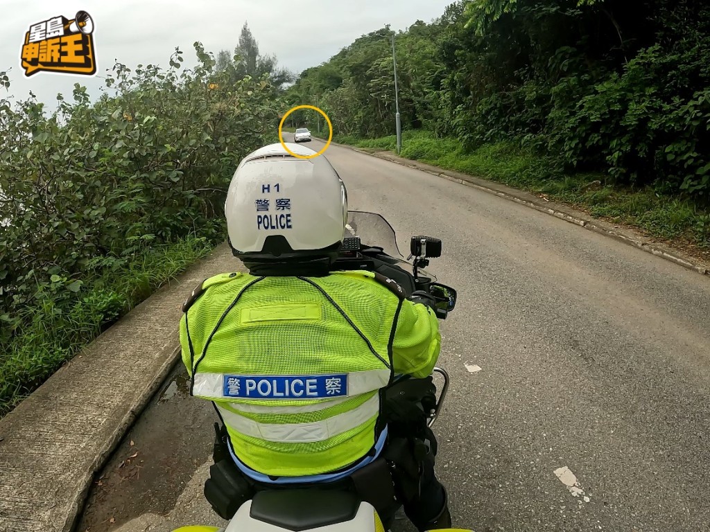 單線雙程路段有不少避車處,駕駛者應該將視野望向較遠位置,盡早發現迎面車輛(如黃圈示),那就可以預留位置,讓對頭車先行。 單線雙程路段有不少避車處,駕駛者應該將視野望向較遠位置,盡早發現迎面車輛(如黃圈示),那就可以預留位置,讓對頭車先行。