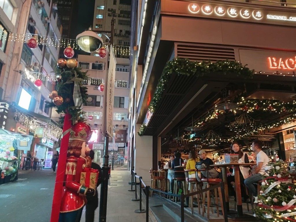 蘭桂坊內的餐廳至昨晚，共收到七成至八成的訂座。