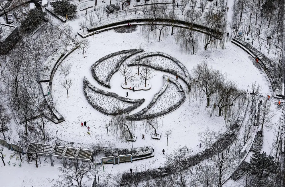 12月13日,人們在北京蒲黃榆附近的一處街邊公園休閒、玩耍。新華社 12月13日,人們在北京蒲黃榆附近的一處街邊公園休閒、玩耍。新華社