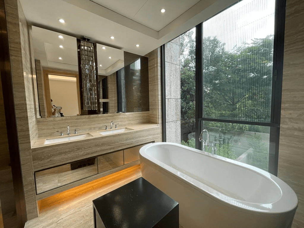 浴室裝修華麗，提供浴缸，一側還設窗戶賞景。
