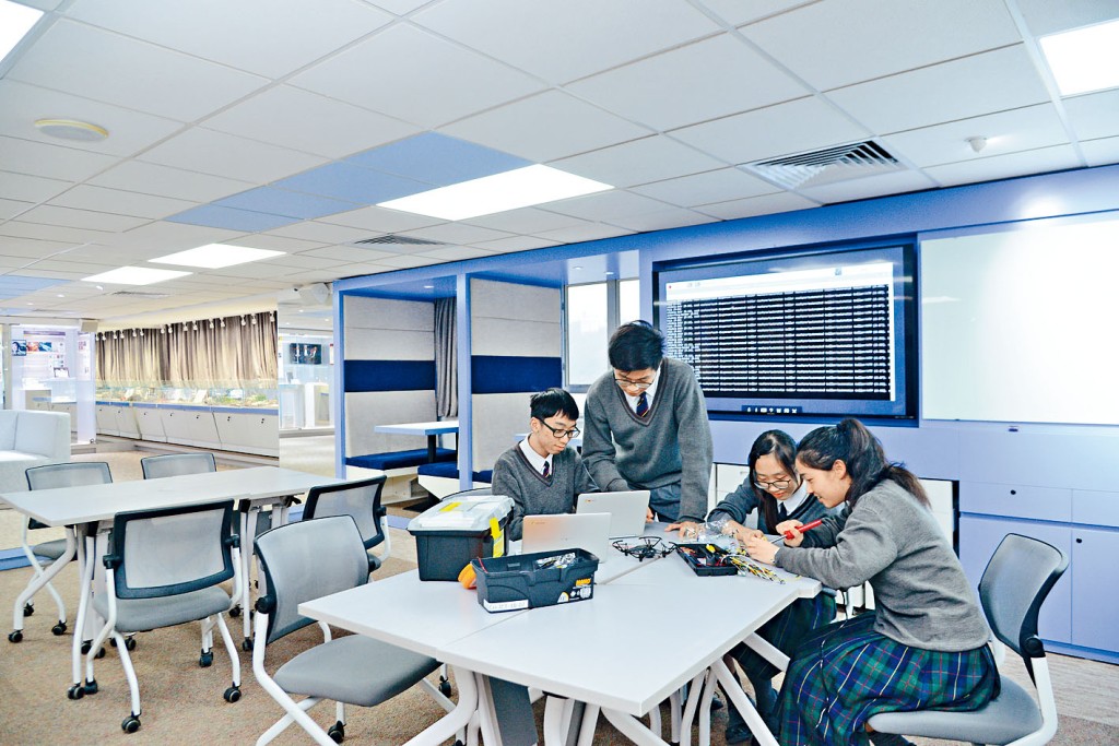 香港中文大學校友會聯會陳震夏中學「未來教室」今年一月啟用。