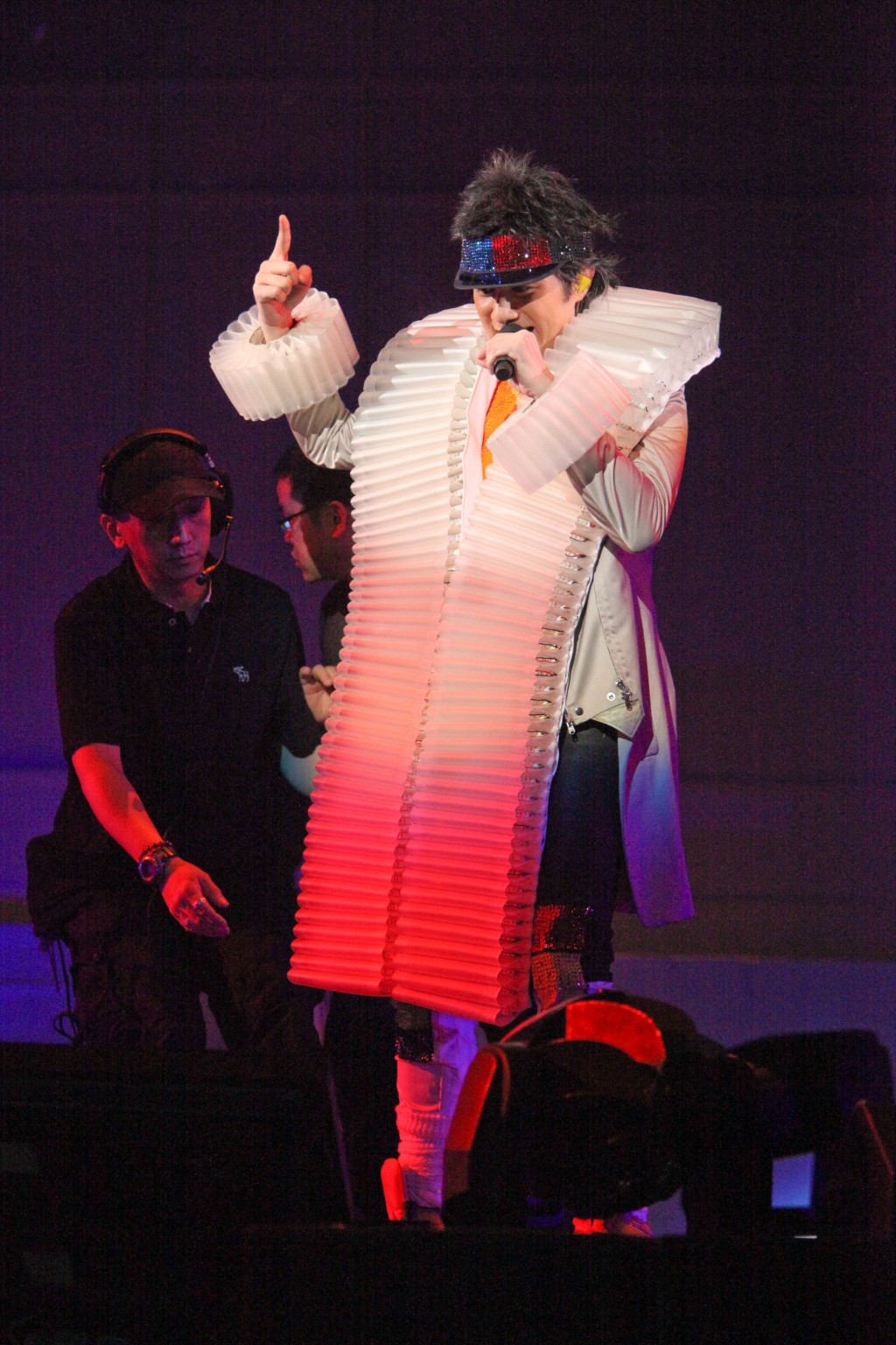 2009年古巨基在紅館舉個唱，基仔聲控衣服突然冒煙。