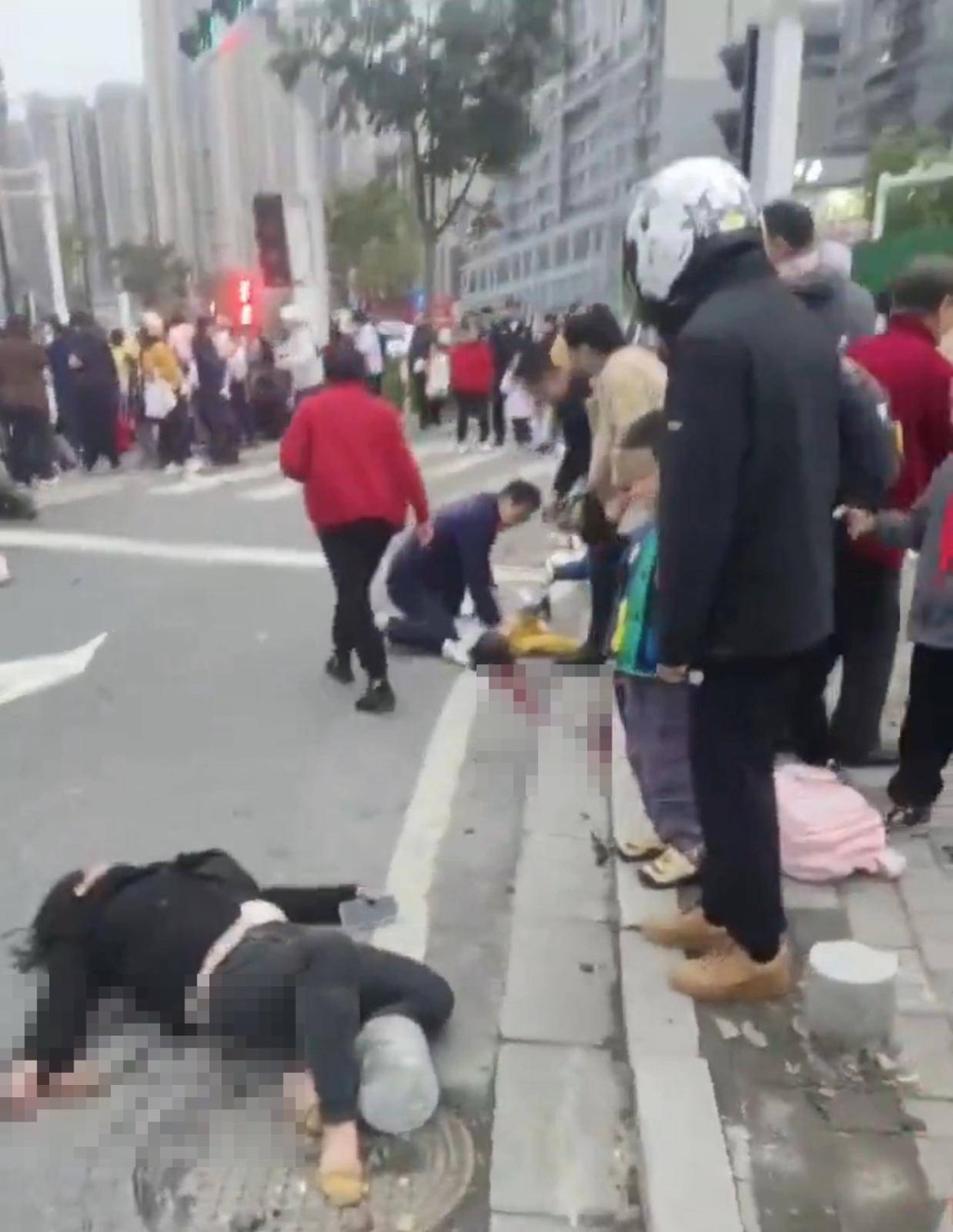 白色私家車撞入等過馬路的人群，造成嚴重傷亡。Ｘ