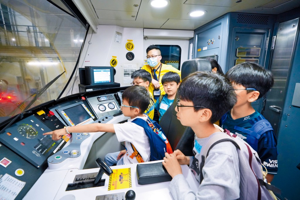 參加港鐵義工月活動的小朋友體驗模擬駕駛列車。 參加港鐵義工月活動的小朋友體驗模擬駕駛列車。