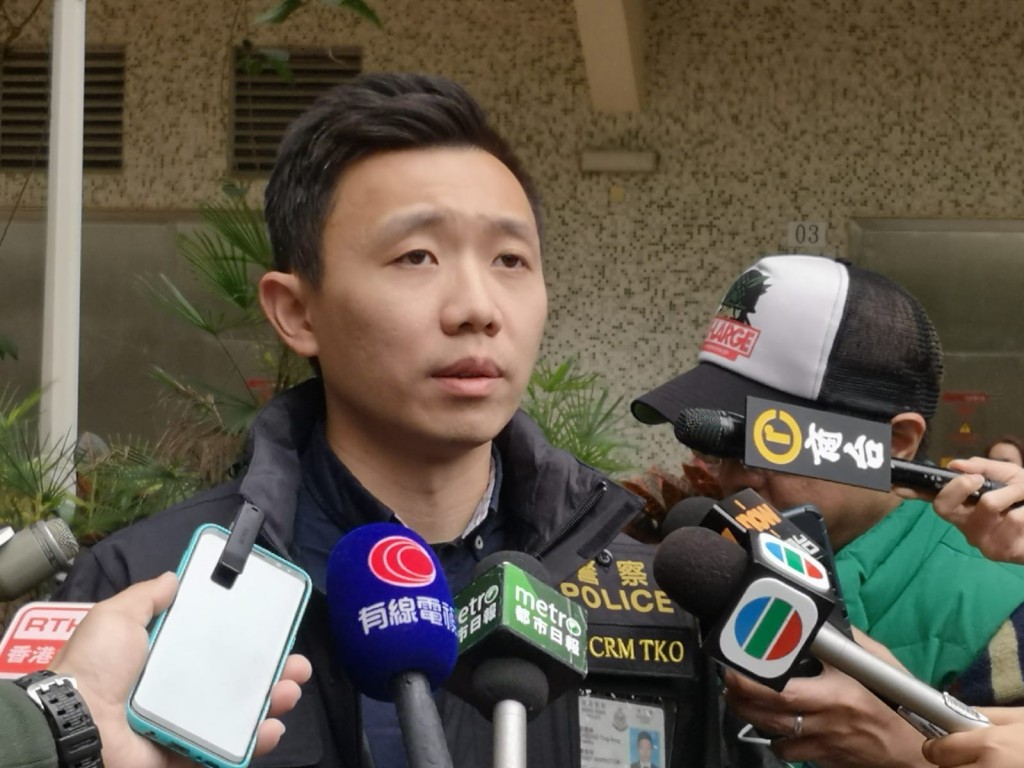 張霆鋒簡報案情。