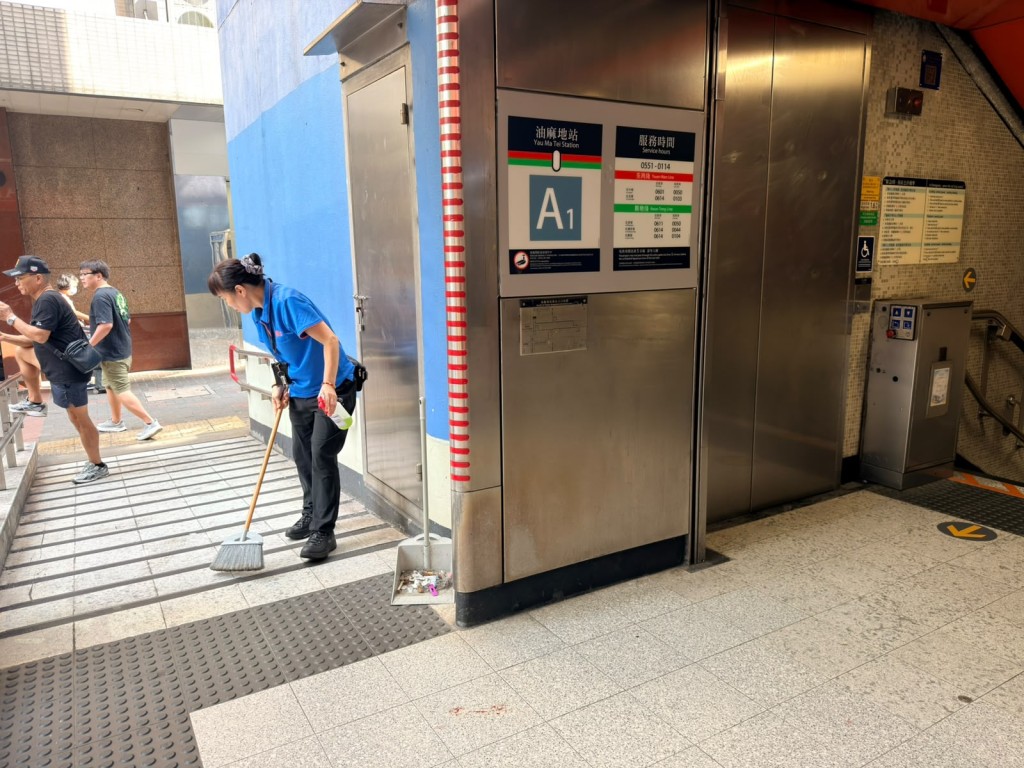 男子事發時逃至油麻地站外求援。 男子事發時逃至油麻地站外求援。