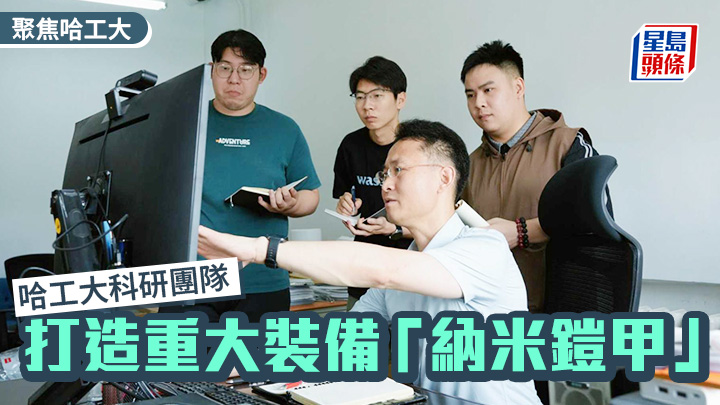 張曉東（右二）指導學生們進行課題研究。