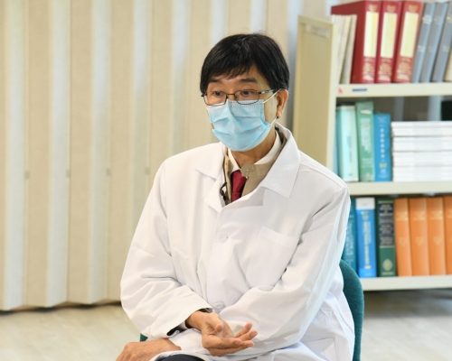 袁国勇指可考虑开放学校让市民用膳。