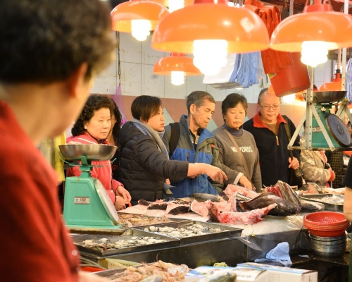 市民一早到街市買菜，準備今晚的團年飯。