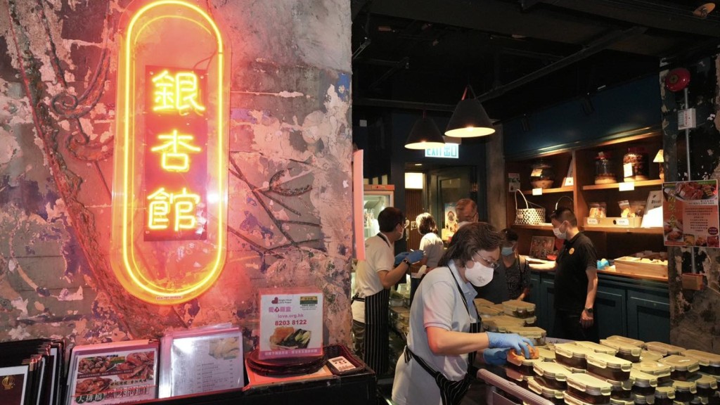 楊何蓓茵到銀杏館落手落腳烹「福飯」送長者。楊何蓓茵fb