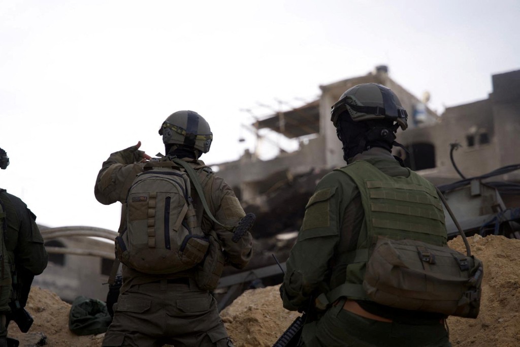 以色列和巴勒斯坦伊斯兰组织哈马斯之间的临时休战期满后，以色列士兵在加沙地带执行任务。 路透社