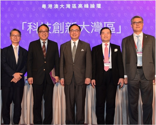 徐立之（左二）認為文憑試選科應要以學生興趣為主。