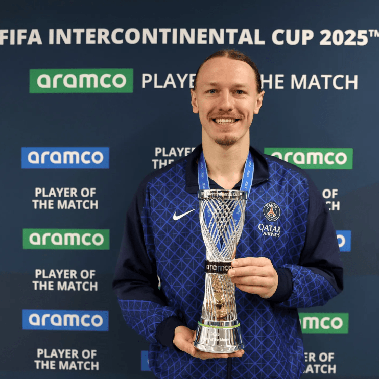 沙科诺夫当选比赛最佳球员。国际足协IG图片