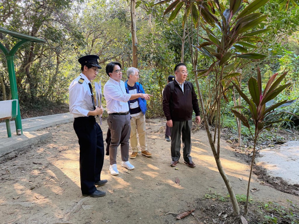 食環署署長吳文傑今早亦到青衣自然徑實地視察滅蚊工作進展,並聽取葵青區環境衞生辦事處的匯報。環境局FB圖片 食環署署長吳文傑今早亦到青衣自然徑實地視察滅蚊工作進展,並聽取葵青區環境衞生辦事處的匯報。環境局FB圖片
