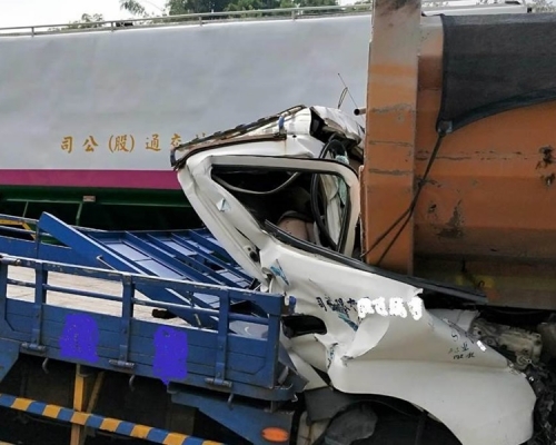 大貨車車頭被壓扁。中時