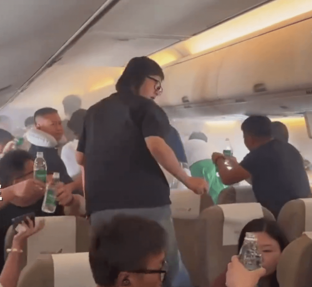 上海航空航班飛行中「尿袋」冒煙,旅客拿礦泉水接力撲救。 上海航空航班飛行中「尿袋」冒煙,旅客拿礦泉水接力撲救。