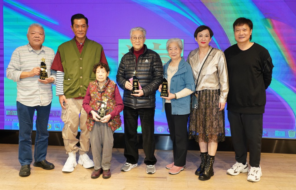 四位获颁「杰出演艺大奖」的前辈艺人余金珠（左三）、徐广林（左）、高尔珩（右三）及周骢（中），跟古天乐、余安安和钱嘉乐合照。
