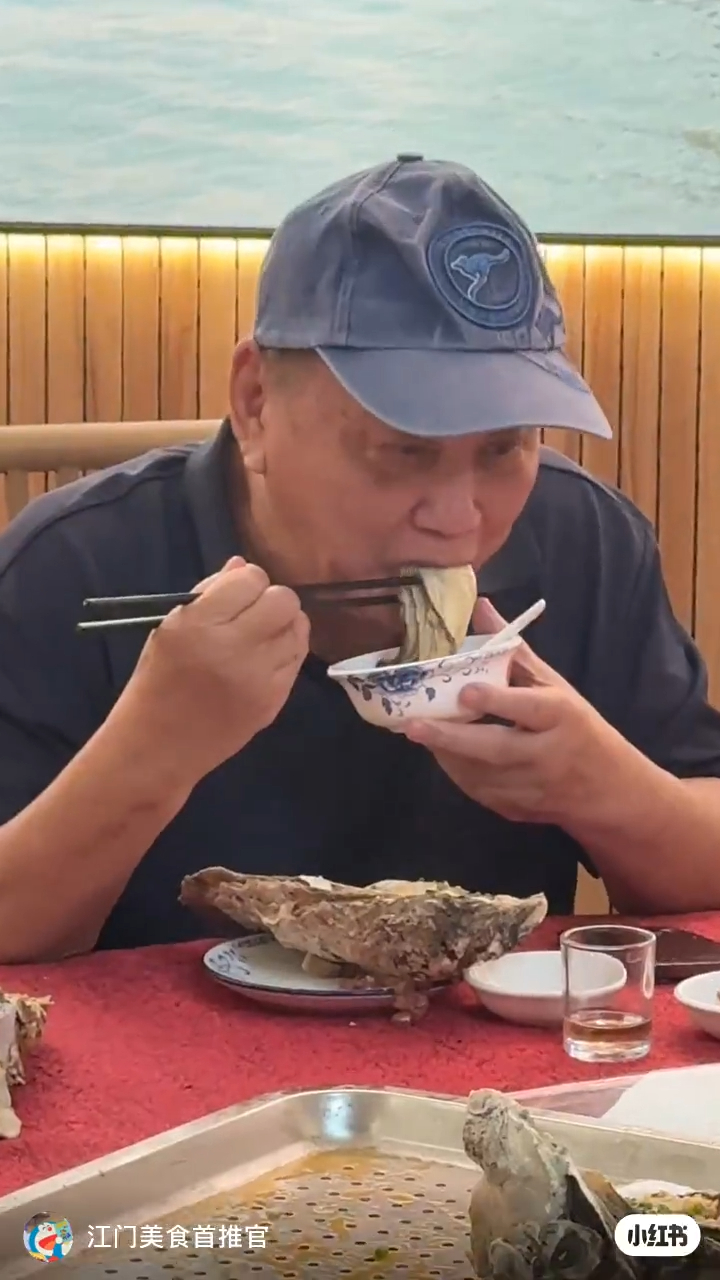 近日夏雨在內地食蠔被集郵，網民大讚他精神健康。