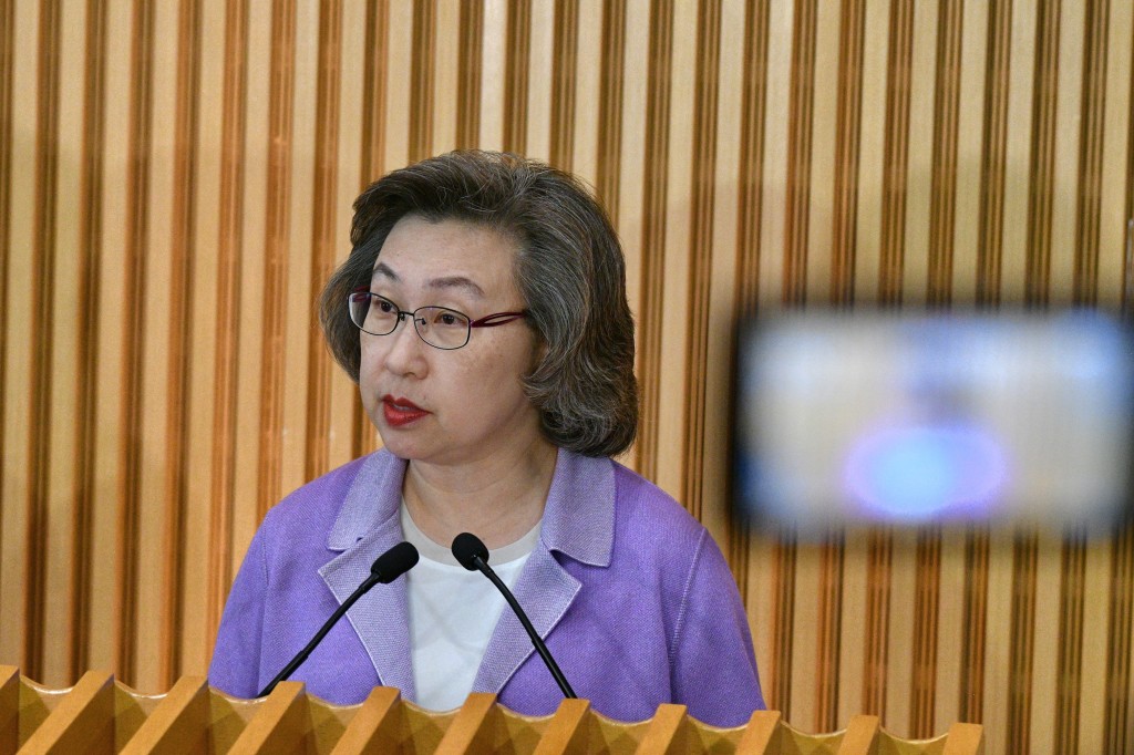 公務員事務局局長楊何蓓茵早前表示,將引入「拉Curve」機制,最少5%人不獲「跳Point」。 公務員事務局局長楊何蓓茵早前表示,將引入「拉Curve」機制,最少5%人不獲「跳Point」。