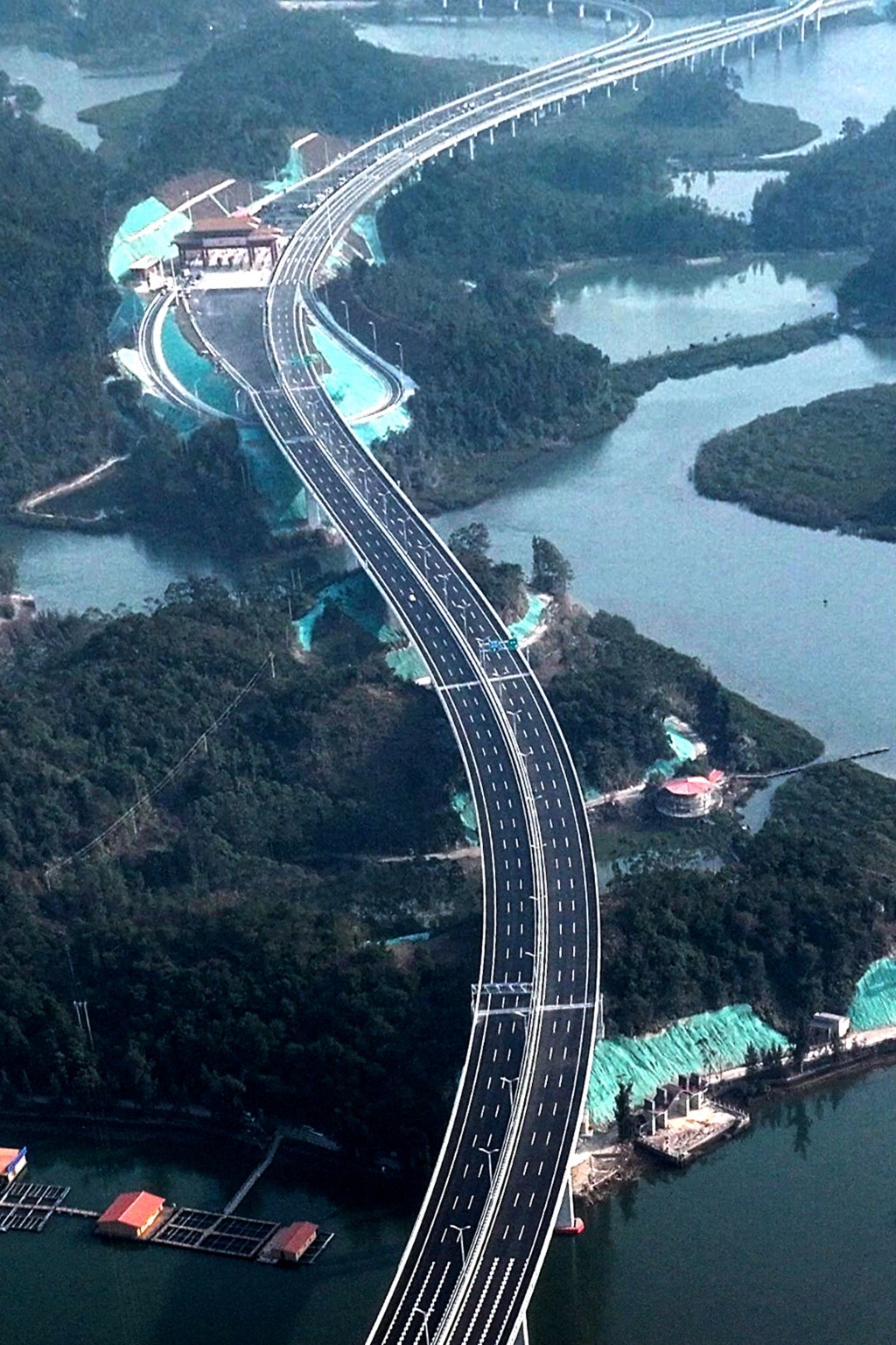 廣西最長跨海大橋通車龍門大橋昨天順利通車。新華社