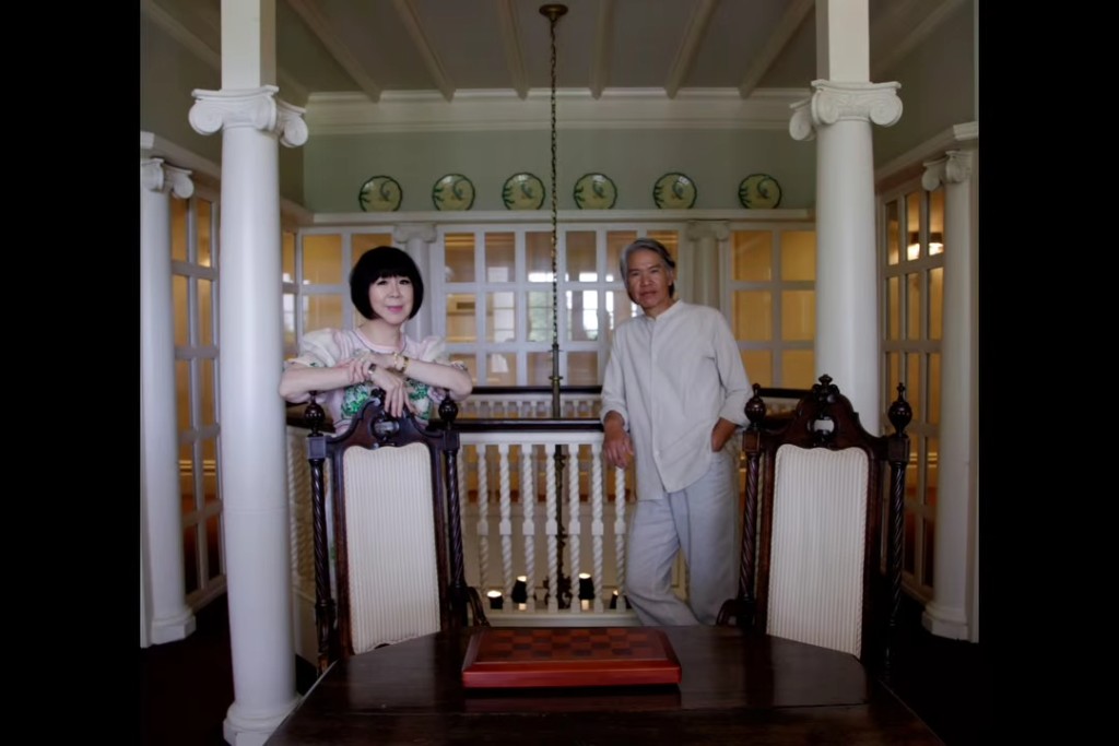 林嘉华与太太的合照由儿子操刀。