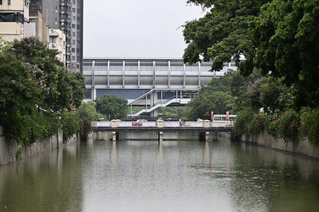 預料今日間中會有驟雨及狂風雷暴,部分地區雨勢有時會頗大。劉駿軒攝 預料今日間中會有驟雨及狂風雷暴,部分地區雨勢有時會頗大。劉駿軒攝