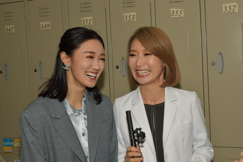 張寶兒(左)指周家怡的普通話娛樂性是150分。