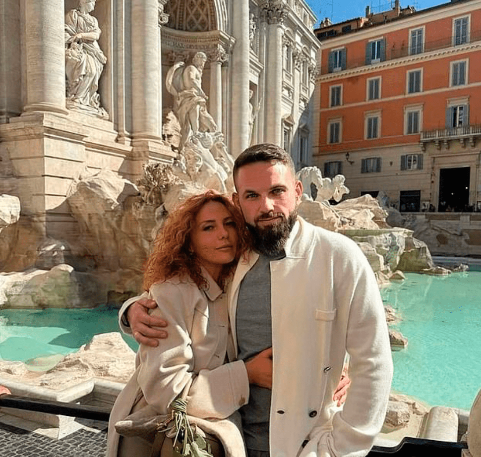 受害人諾瓦克與妻子安娜長居杜拜，經營加密貨幣業務，常於社交平台炫耀私人飛機、名車與奢華生活。死者社交平台