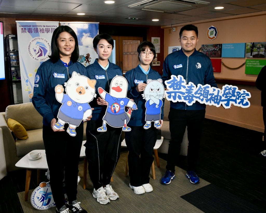 导师黄笑萍（左一）、学员谭乐怡（左二）、学员余沛雯（右二）、毒品调查科署理高级警司梁贺铭（右一）。