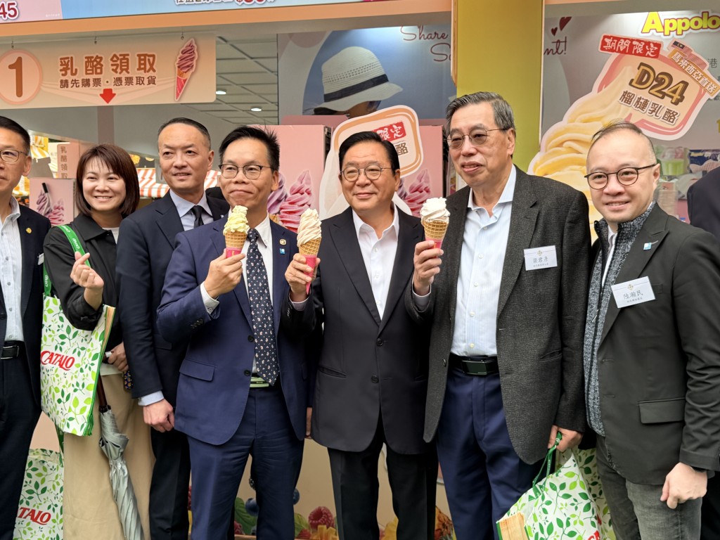 多名成員在工展會內消費。