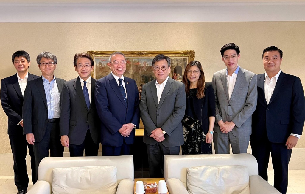 丘應樺(右四)在日本東京到訪知名跨國資訊科技和電子企業日本電氣,與特別顧問暨日本經濟團體連合會副會長遠藤信博(左四)會面。政府新聞處