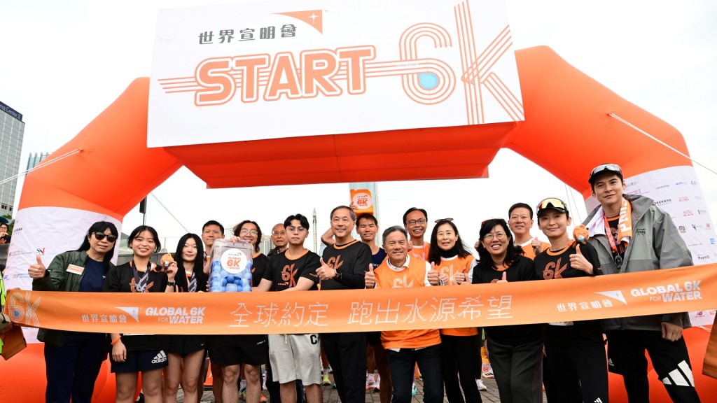 「Global 6K for Water」慈善跑開幕禮上，香港世界宣明會董事會主席陳朝光(左8)、世界宣明會總幹事馮丹媚(右4)、鉑金贊助 Deckers Brands 人力資源、社會責任及行政經理林盼(左1)、藝人周家怡 (右2)、陳家樂(右1)，以及韓國宣明會代表 Jiyun(左3)及 Jooha(左2)，主持 JerryCan 隊際賽開步儀式。圖片宣明會提供