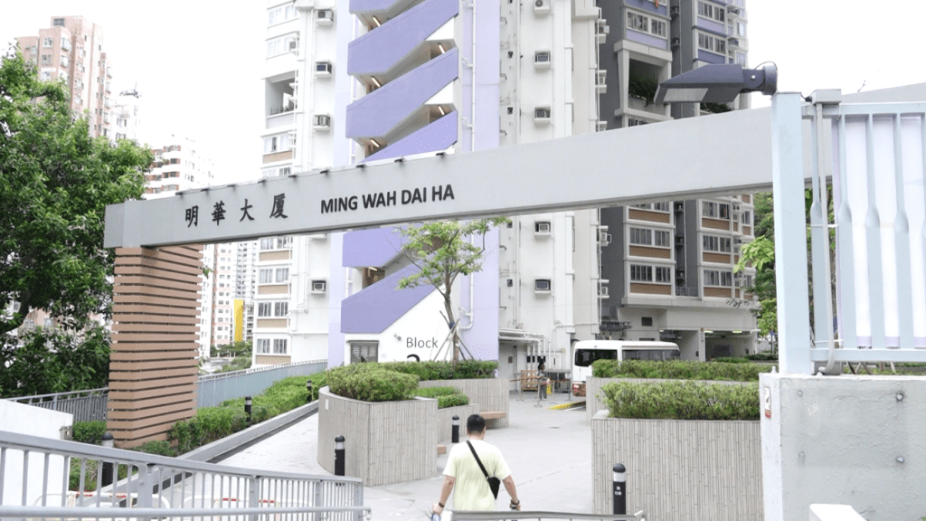 房協今年4月起已於各區屋邨舉行100多場簡介會,當中包括明華大廈。 房協今年4月起已於各區屋邨舉行100多場簡介會,當中包括明華大廈。