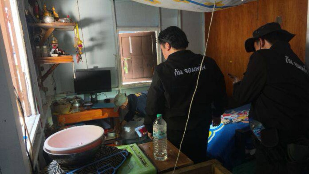 泰国57岁母亲报警指38岁儿子天天性骚扰，警上门搜屋。 khaosod