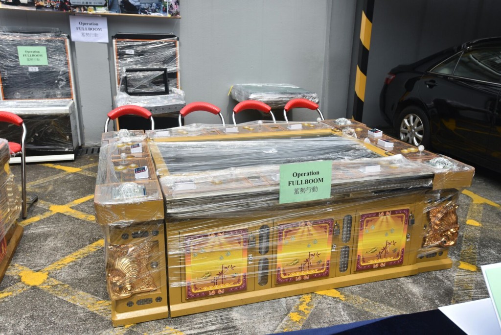 警方檢獲釣魚機、電動麻雀枱、一批遊戲點數卡。楊偉亨攝
